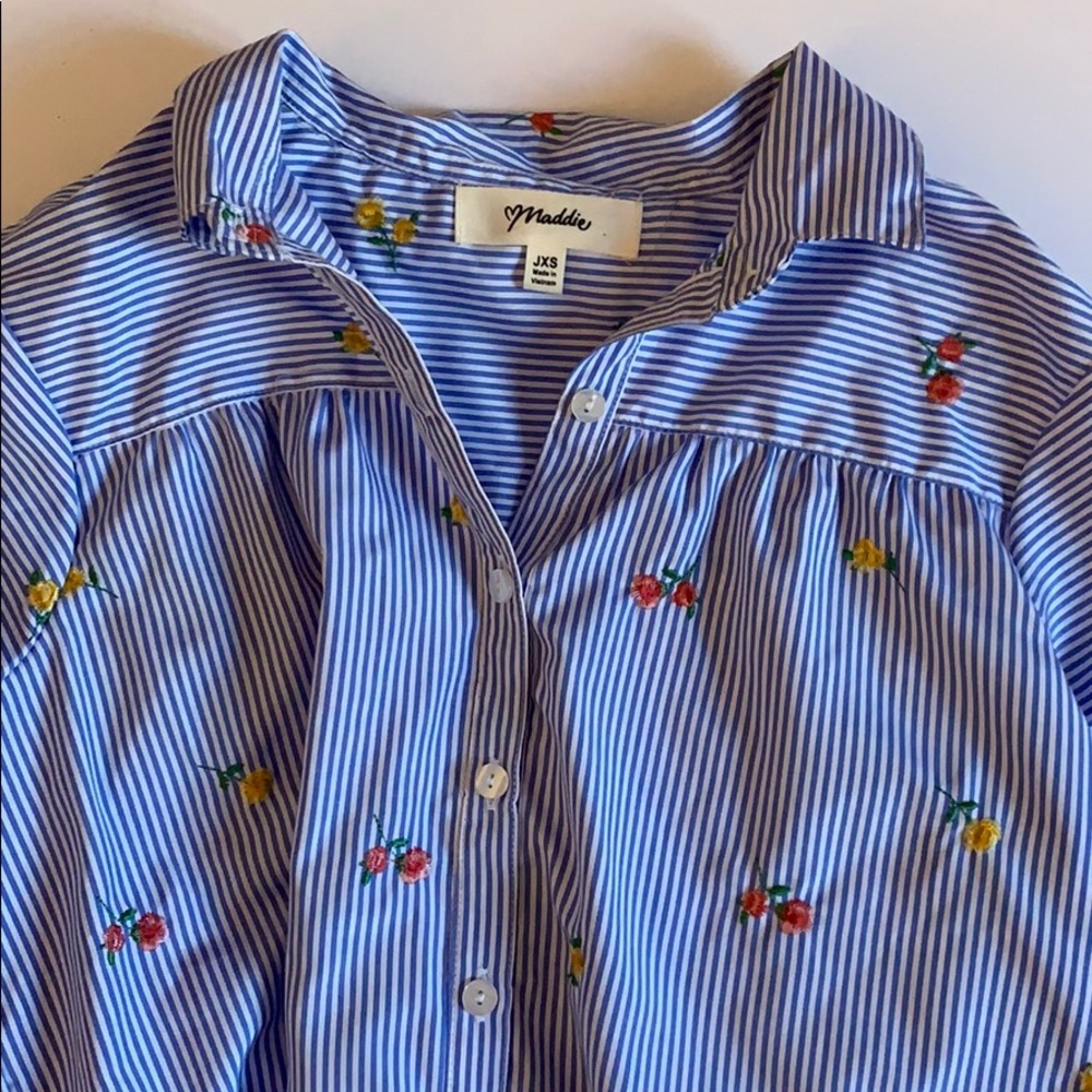 Cropped blue and floral collared tee